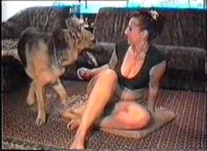 Video :Big ass whore got smashed on the ground by big dog dick
